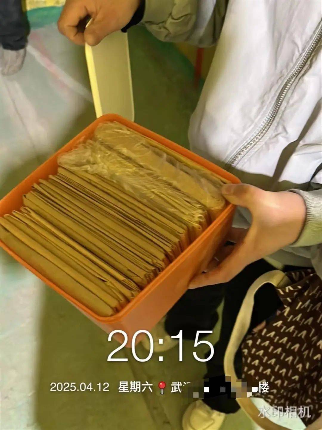 皇冠信用盘会员账号
_旧房翻新拆出10万现金！装修经理不敢告诉女业主皇冠信用盘会员账号
，男业主：并非私房钱，是家里的备用金