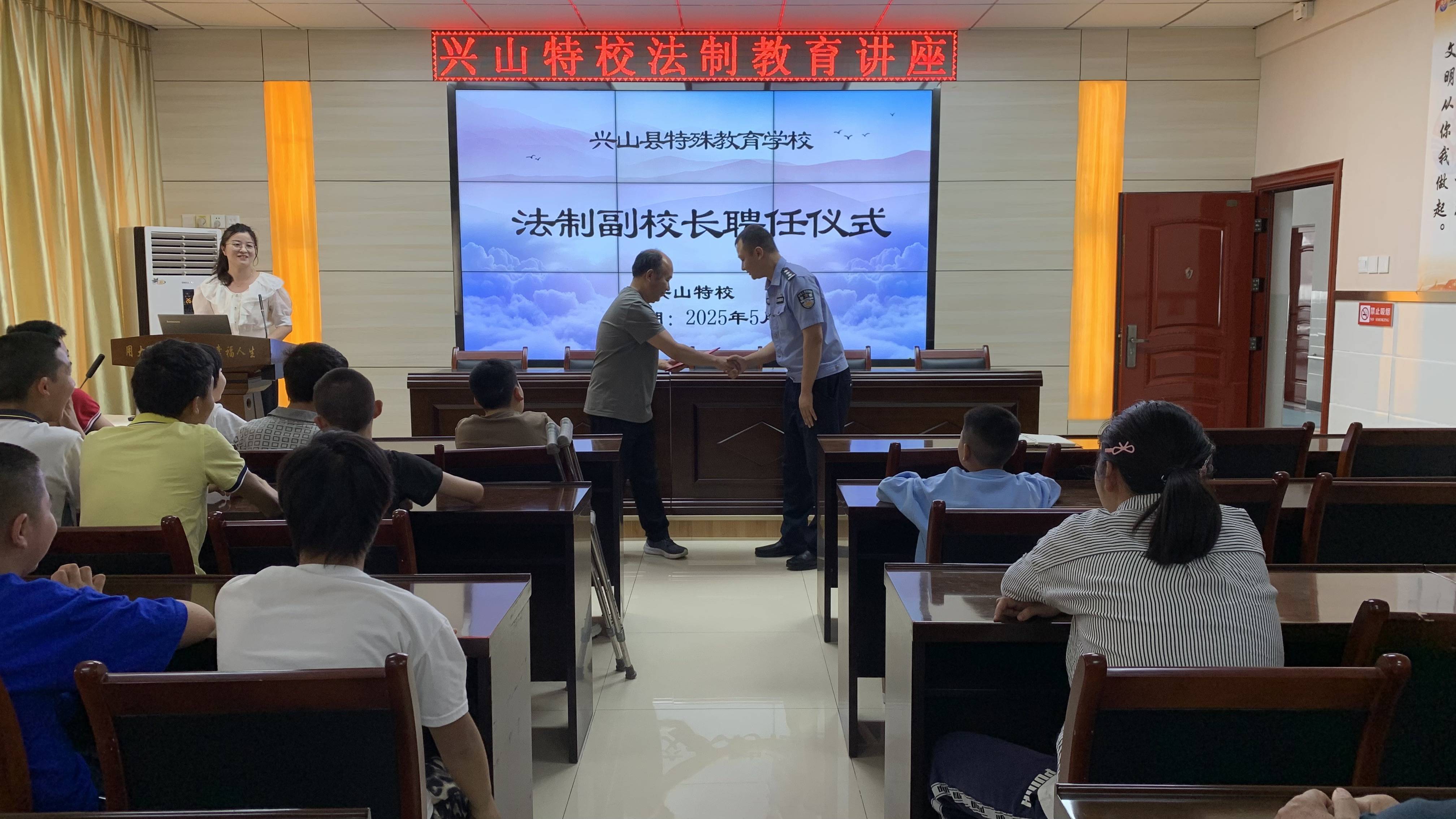 皇冠信用网登2代理
_爱心守护——兴山站派出所开展法制安全宣传