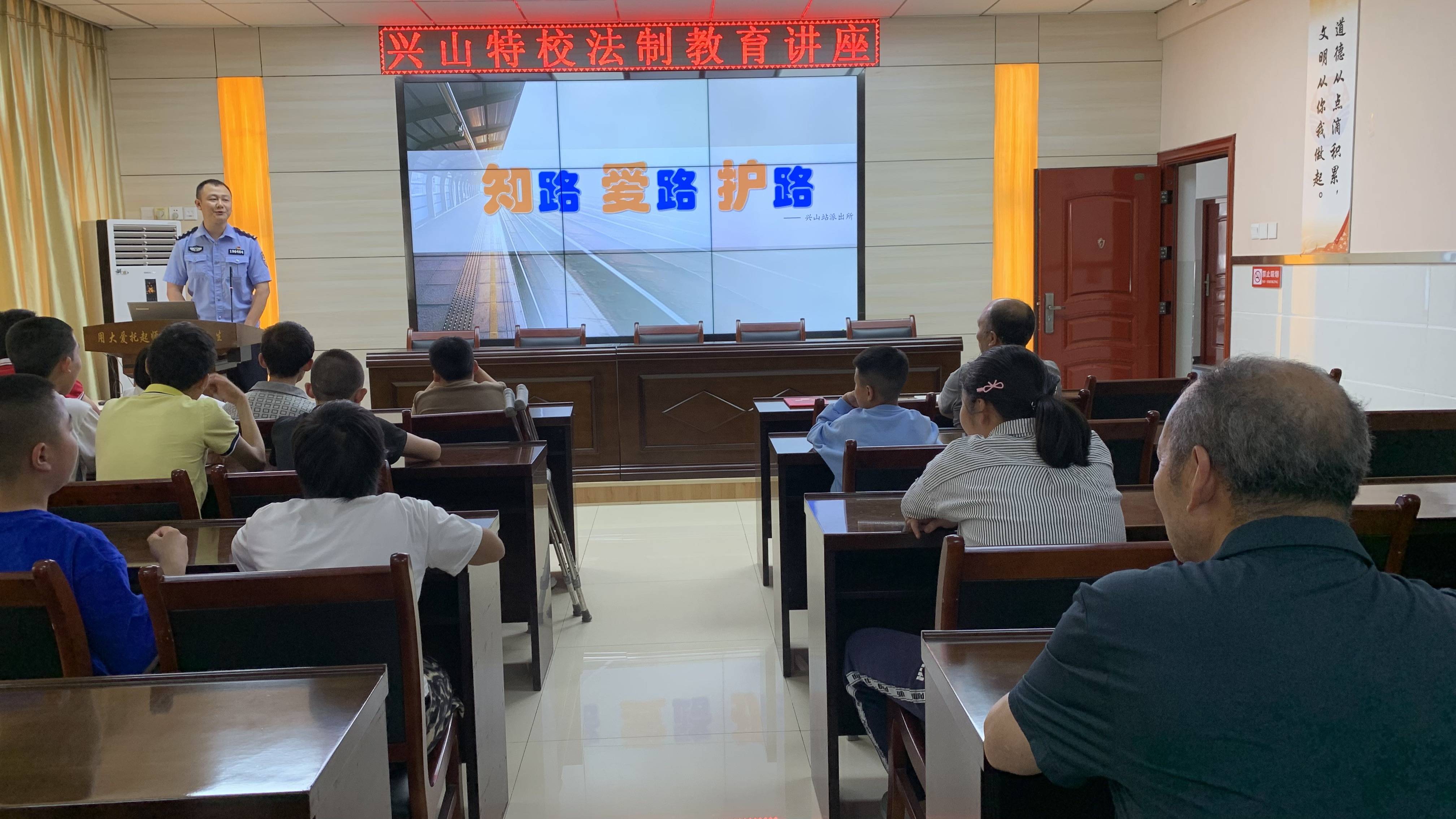 皇冠信用网登2代理
_爱心守护——兴山站派出所开展法制安全宣传