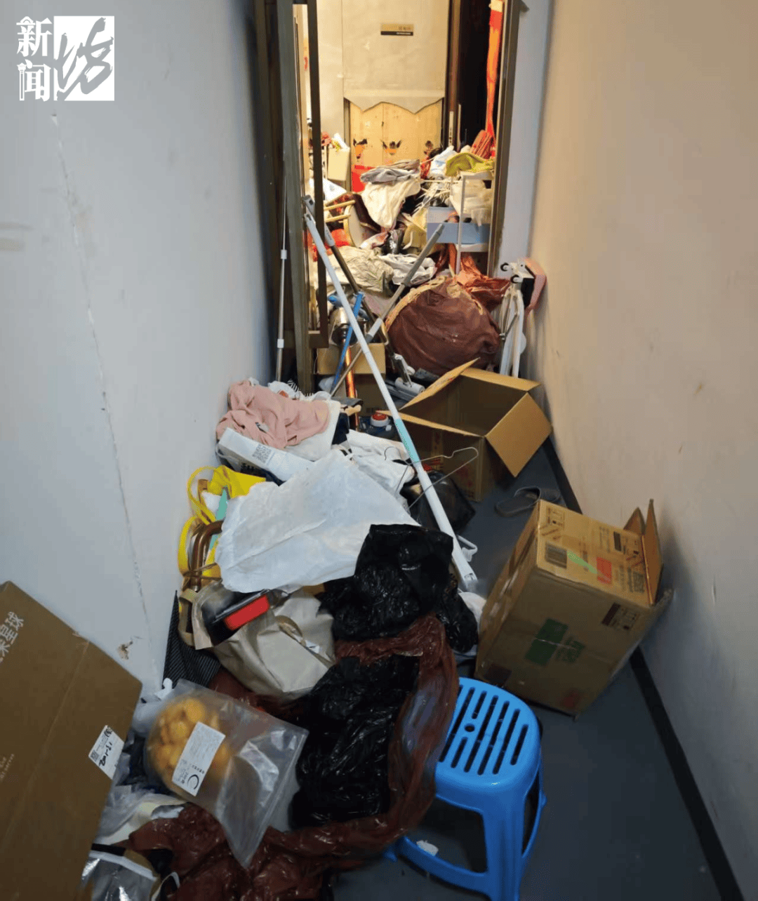 皇冠信用网出租
_垃圾堆满皇冠信用网出租
，臭到离谱！上海顶流豪宅业主也拾荒？邻居直呼倒大霉，不能忍！