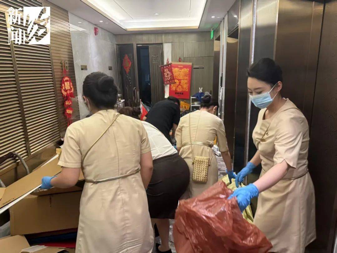 皇冠信用网出租
_垃圾堆满皇冠信用网出租
，臭到离谱！上海顶流豪宅业主也拾荒？邻居直呼倒大霉，不能忍！