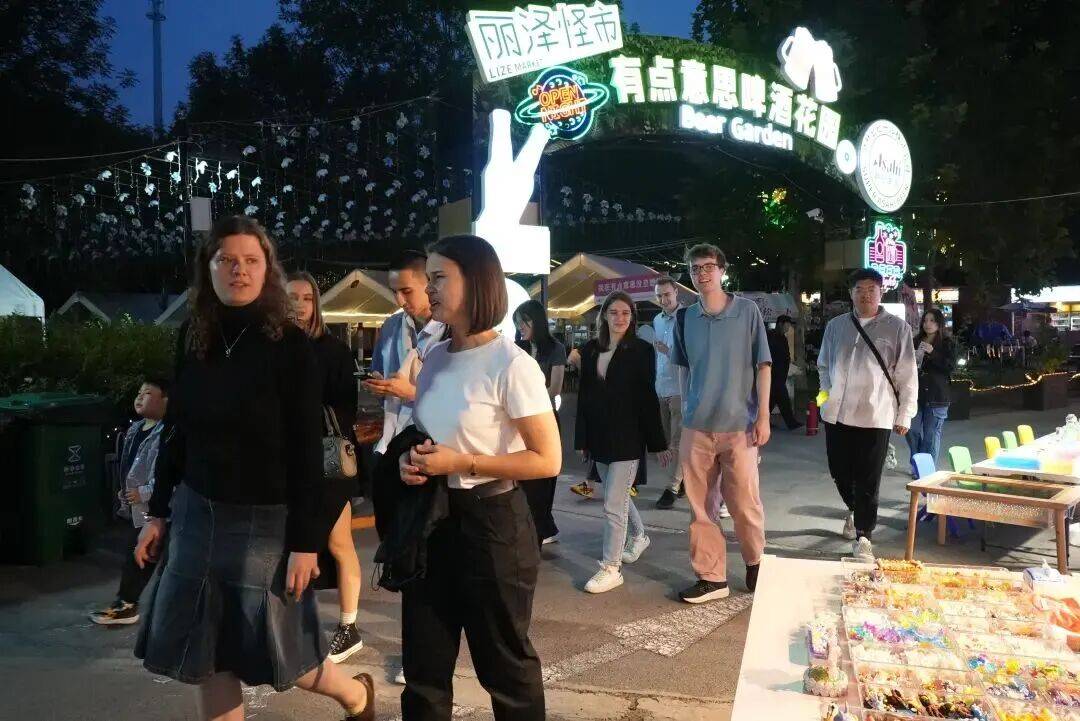 皇冠足球平台代理_2025丰台·学子回家 | “洋学子”邂逅丰台“烟火气”皇冠足球平台代理!丰台群众音乐盛典暨学子回家圆梦音乐会激活城市青春活力——