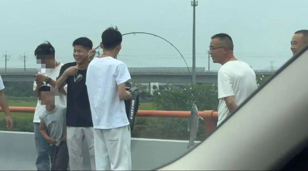 怎么弄皇冠信用網_男子高速遇堵车下车钓鱼怎么弄皇冠信用網,首竿即中!开怀大笑:“鱼送路人了”