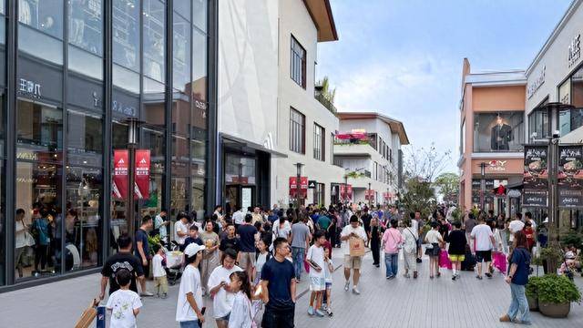 皇冠信用网出租足球_俄罗斯游客在上海一人狂买6台华为