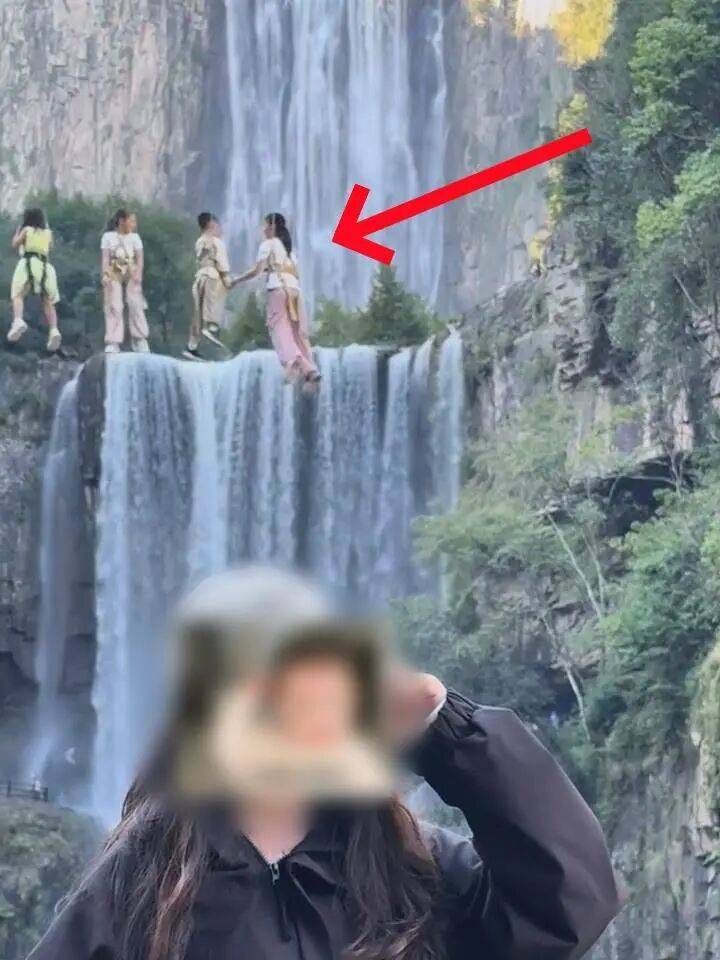 皇冠足球平台代理申请_女生瀑布前拍视频皇冠足球平台代理申请,空中突然飘来一排人