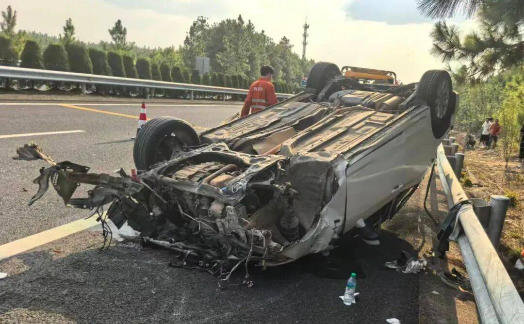 皇冠信用网在线注册_“我撒谎天打雷劈!”男子高速突然强行变道致翻车皇冠信用网在线注册,反诬赖对方