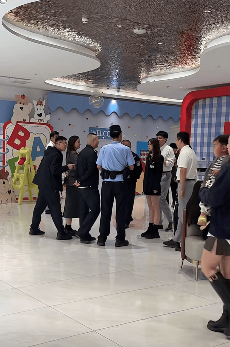 皇冠信用網登2代理
_被网友莫名辱骂“上赶着当后妈”皇冠信用網登2代理
,江苏女子一年后“闯”对方婚礼要求道歉?当事人发声
