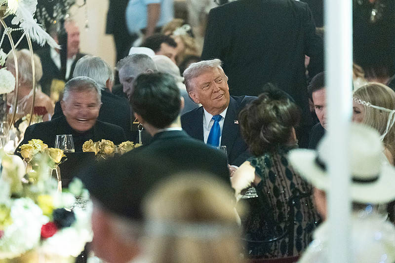 哪个网站可以买篮球
_“了不起的特朗普”花天酒地哪个网站可以买篮球
，4200万美国人却正挨饿