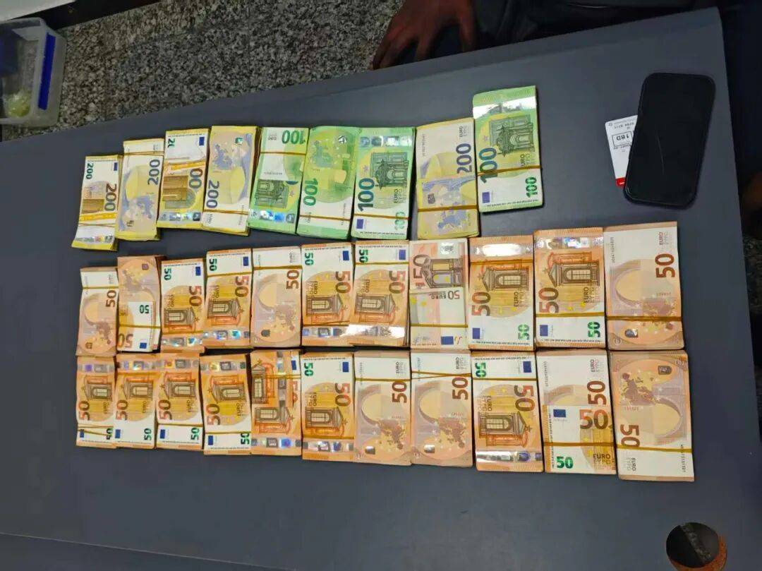 登3代理
_成捆的欧元现金就放在背包里装着登3代理
,折合人民币超186万元,旅客入境时被广州海关查获