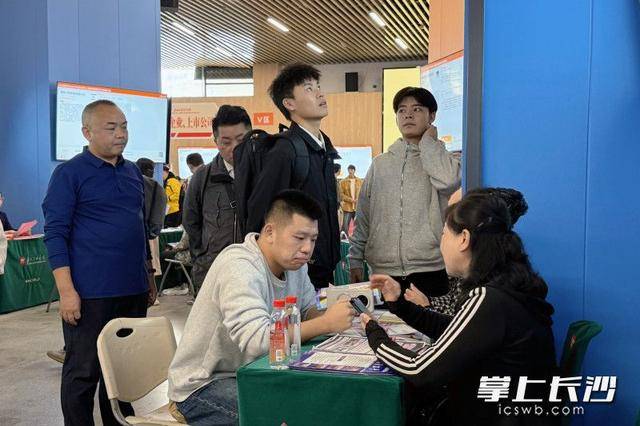 正版皇冠信用网出租
_700余名退役军人及军属长沙求职正版皇冠信用网出租
,165人达成意向