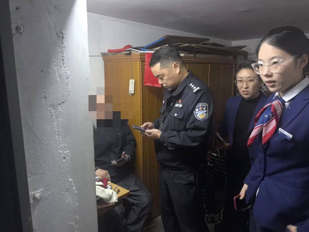 皇冠信用网开户
_浙江男子花30万买金条送孙子皇冠信用网开户
,所长、行长都上门了……