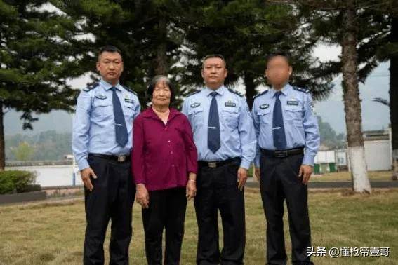 皇冠足球平台代理申请
_中国警察向昆明劫匪下跪皇冠足球平台代理申请
,这一跪,跪出多少人的眼泪