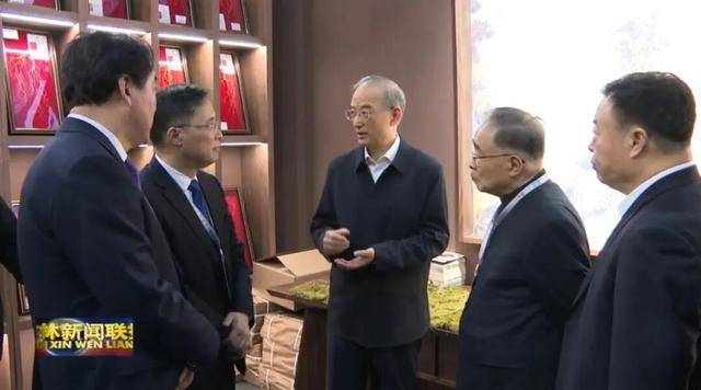 海地足球
_省委书记参观百年野山参海地足球
!吉林正举全省之力打造千亿级产业