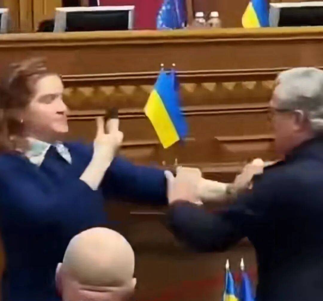 法罗群岛 vs 黑山
_乌克兰最高拉达会场爆发激烈斗殴法罗群岛 vs 黑山
,女议员封锁演讲台,要求乌军总司令必须下台