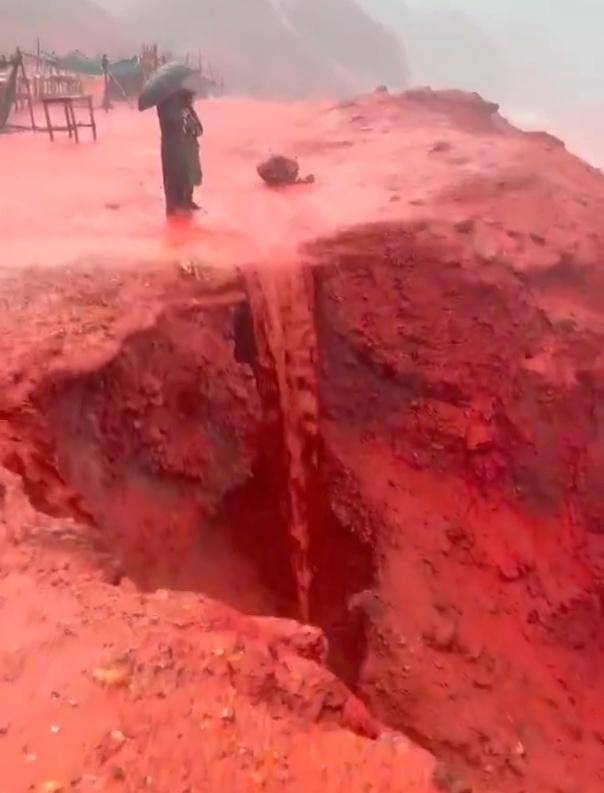 nba季后赛_罕见！伊朗霍尔木兹岛遭遇强降雨nba季后赛，部分海域变成“血色海洋”