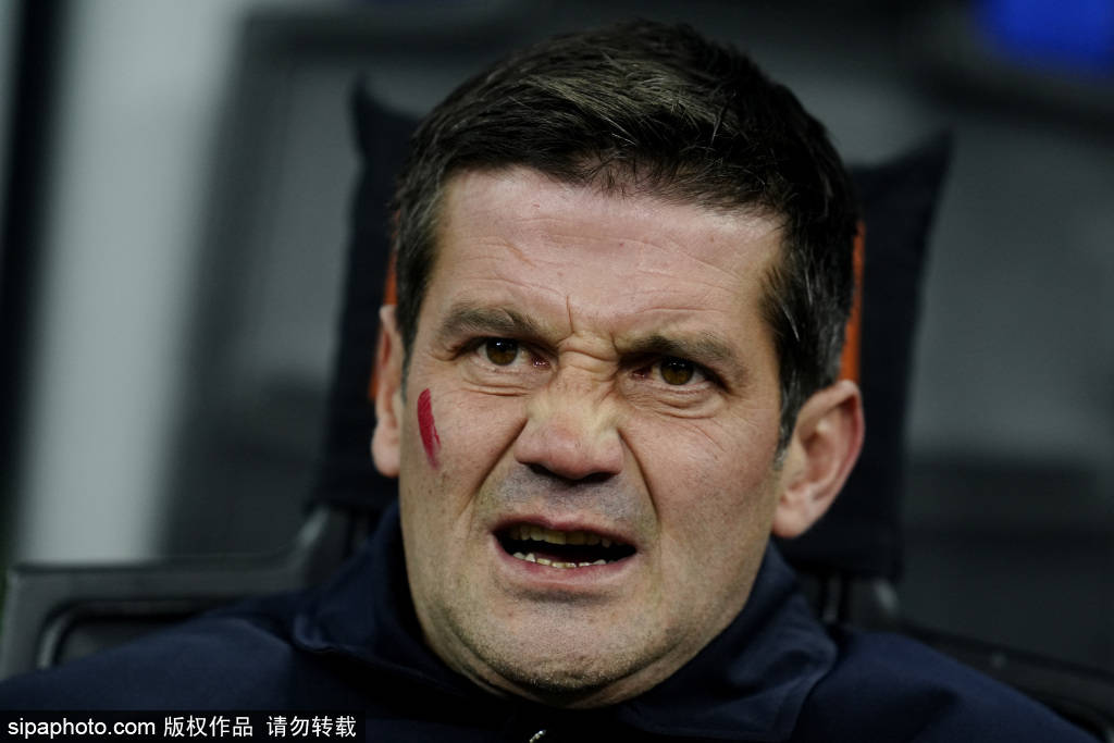英格兰甲组联赛_米兰失利后英格兰甲组联赛，帕努奇直言德温特需改进：不能被霍伊伦轻易突破！