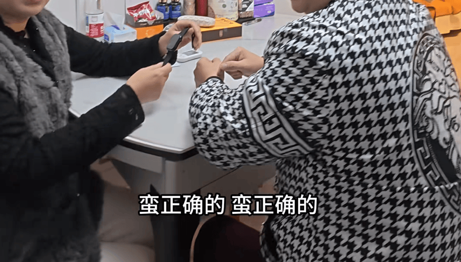 阿森纳vs利兹联_父母花84元网购“神奇手表”阿森纳vs利兹联，儿子发现能测万物：猫咪血糖5.9，吸尘器血糖7.4，父母：下次不买了