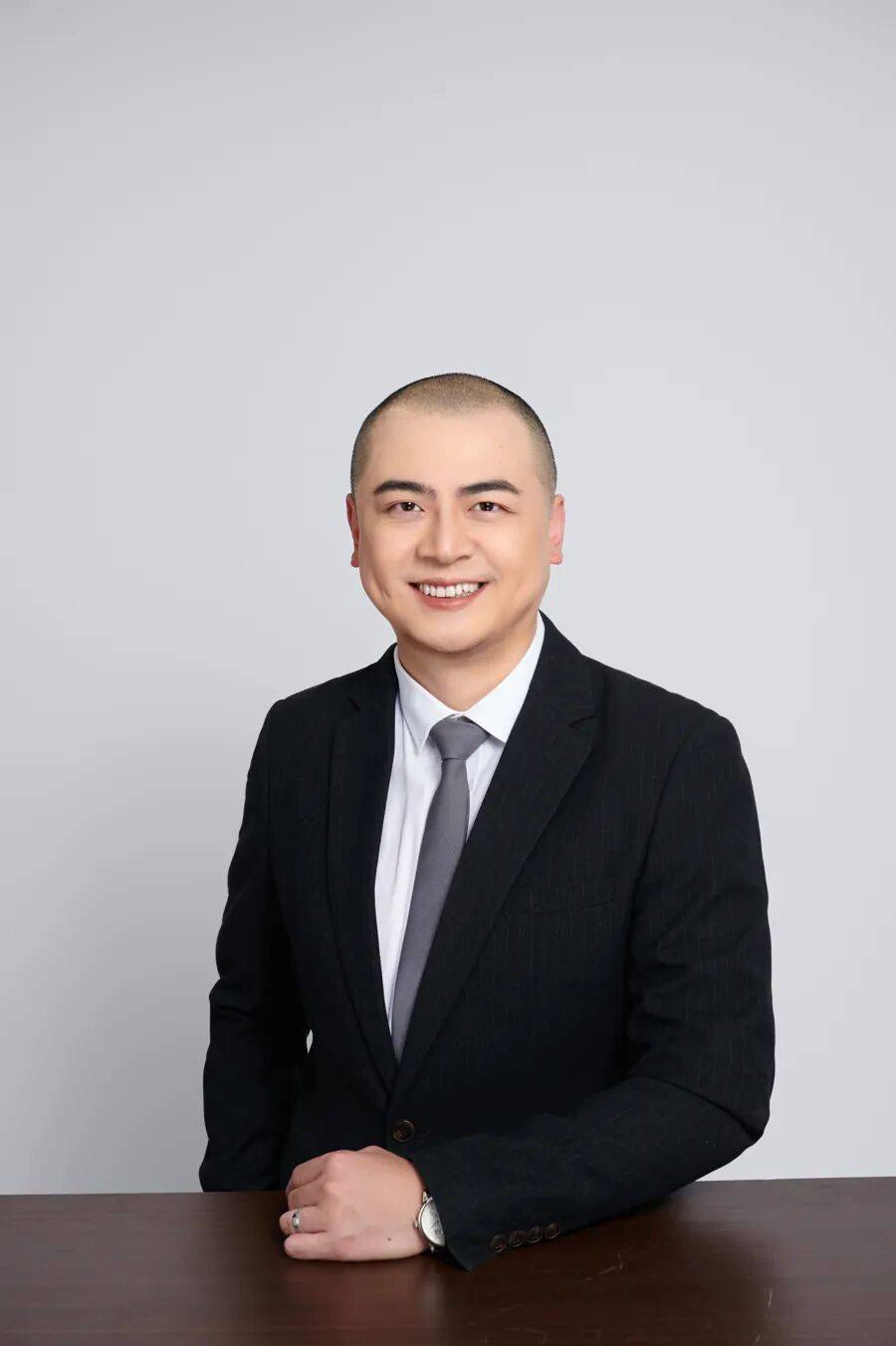 球会友谊赛
_上海一厅局级干部突然辞职球会友谊赛
,刚40岁出头!离开体制后,他比以前更忙了,全职创业究竟值吗?