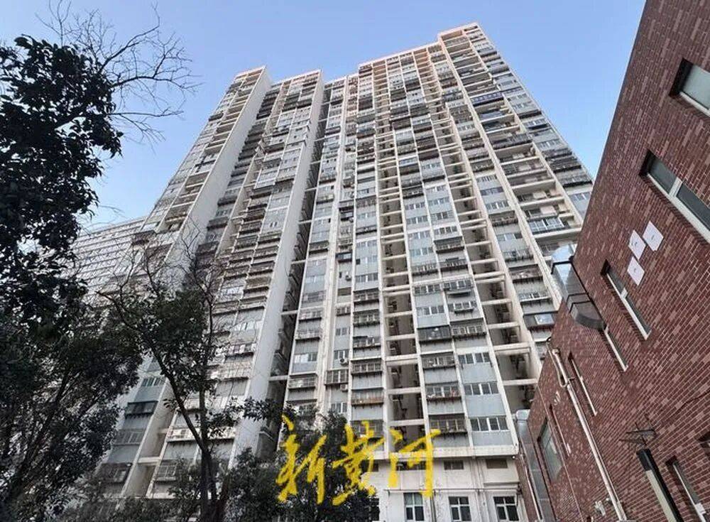 米迪兰特 v 希伯尼安_济南一栋34层住户楼仅一台电梯运行米迪兰特 v 希伯尼安，200余户居民陷“上下两难”，记者实测高峰期顶层下至1层用时超10分钟，多方回应