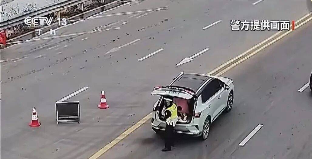 皇冠登3管理出租_返乡车坐不下皇冠登3管理出租，家长竟把4岁和8岁孩子塞进后备厢！民警：罚款100元记3分