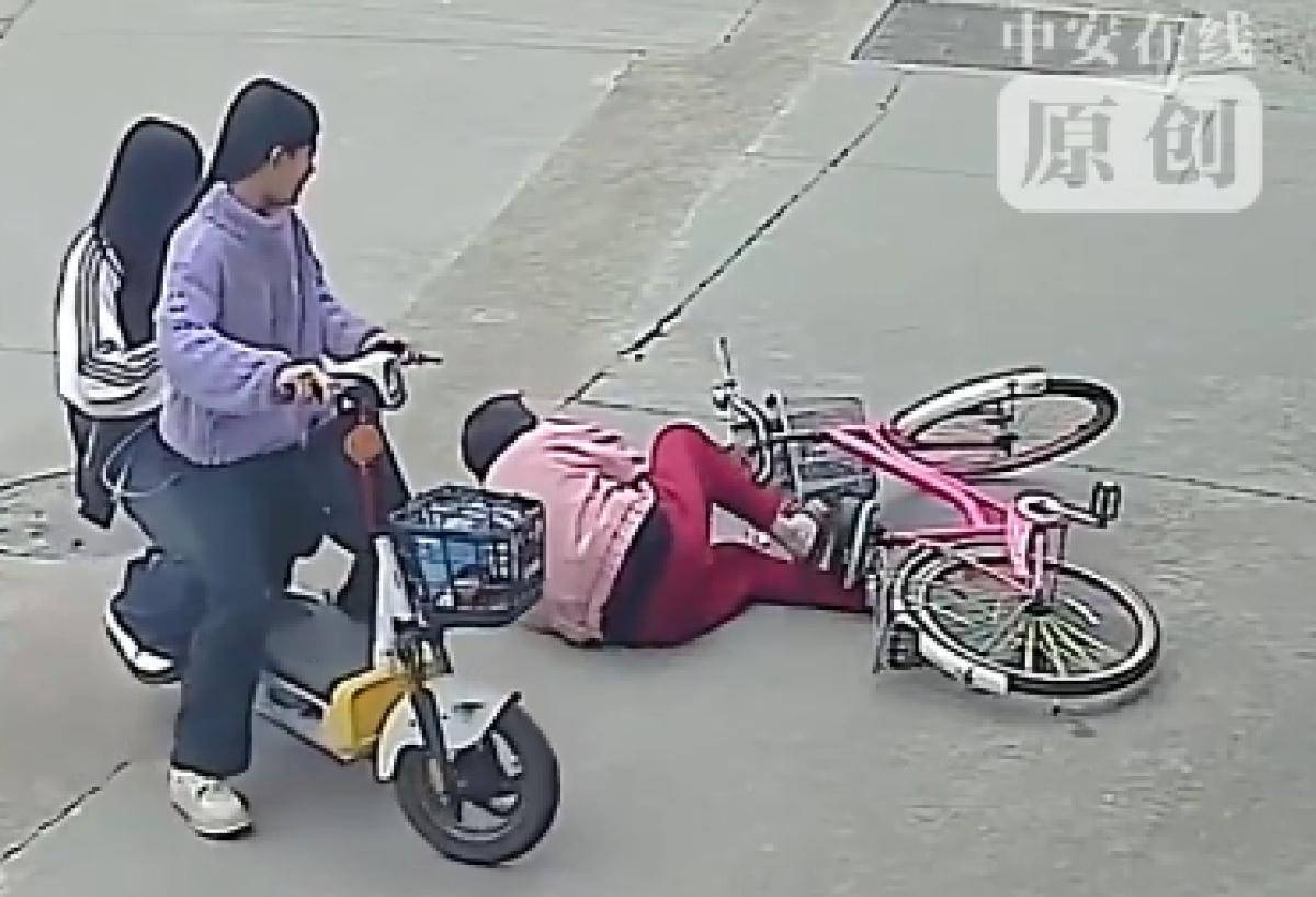 如何找当地皇冠代理_2名初中女生扶摔倒女子遭索赔22万如何找当地皇冠代理，女子称受惊吓摔倒，交警认定两名初中生次责