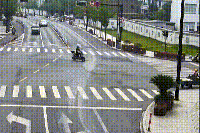 皇冠信用盘出租
_北京街头一轿车90km/h抢黄灯皇冠信用盘出租
,撞飞闯红灯的电动自行车,致一人死亡!检察机关提起公诉