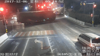 皇冠信用盘出租
_北京街头一轿车90km/h抢黄灯皇冠信用盘出租
,撞飞闯红灯的电动自行车,致一人死亡!检察机关提起公诉