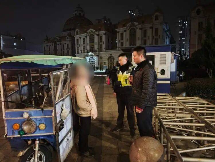 皇冠信用网注册_上海一女子路遇警察盘查皇冠信用网注册，突然调转车头加速逃离！经查：其四肢健全，未持有残疾证，已被拘留