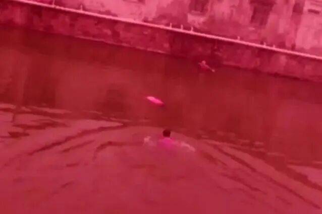 信用网怎么注册_上海一女子与丈夫视频时发生争吵情绪失控信用网怎么注册，留下诀别的话突然断联！随后被发现漂浮在河中一动不动，民警狂奔跳水救援，目前该女子已无大碍