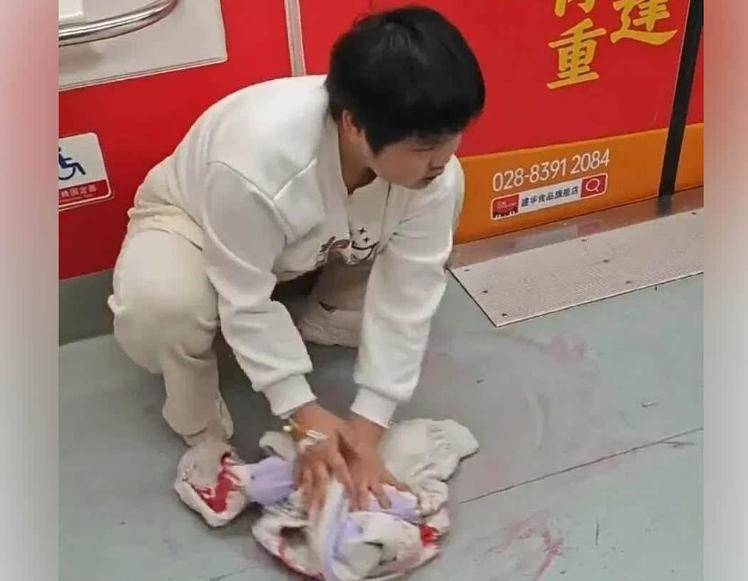 皇冠信用网去哪里弄_地铁吐血女孩银行账户被封皇冠信用网去哪里弄，别让冰冷的系统“冻结”了滚烫的善意