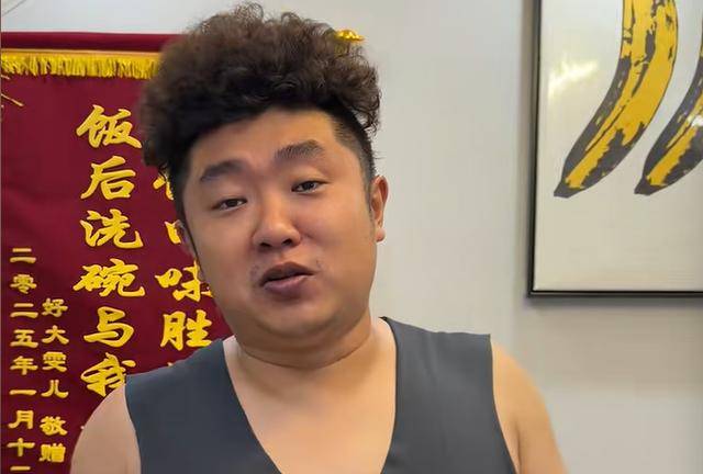 皇冠信用网登2_“感谢救我一命”32岁博主嘴唇发紫被粉丝催检查皇冠信用网登2,背上动态检测仪心脏停搏2次,最长3.1秒,医生:很危险,停搏不启动就叫猝死