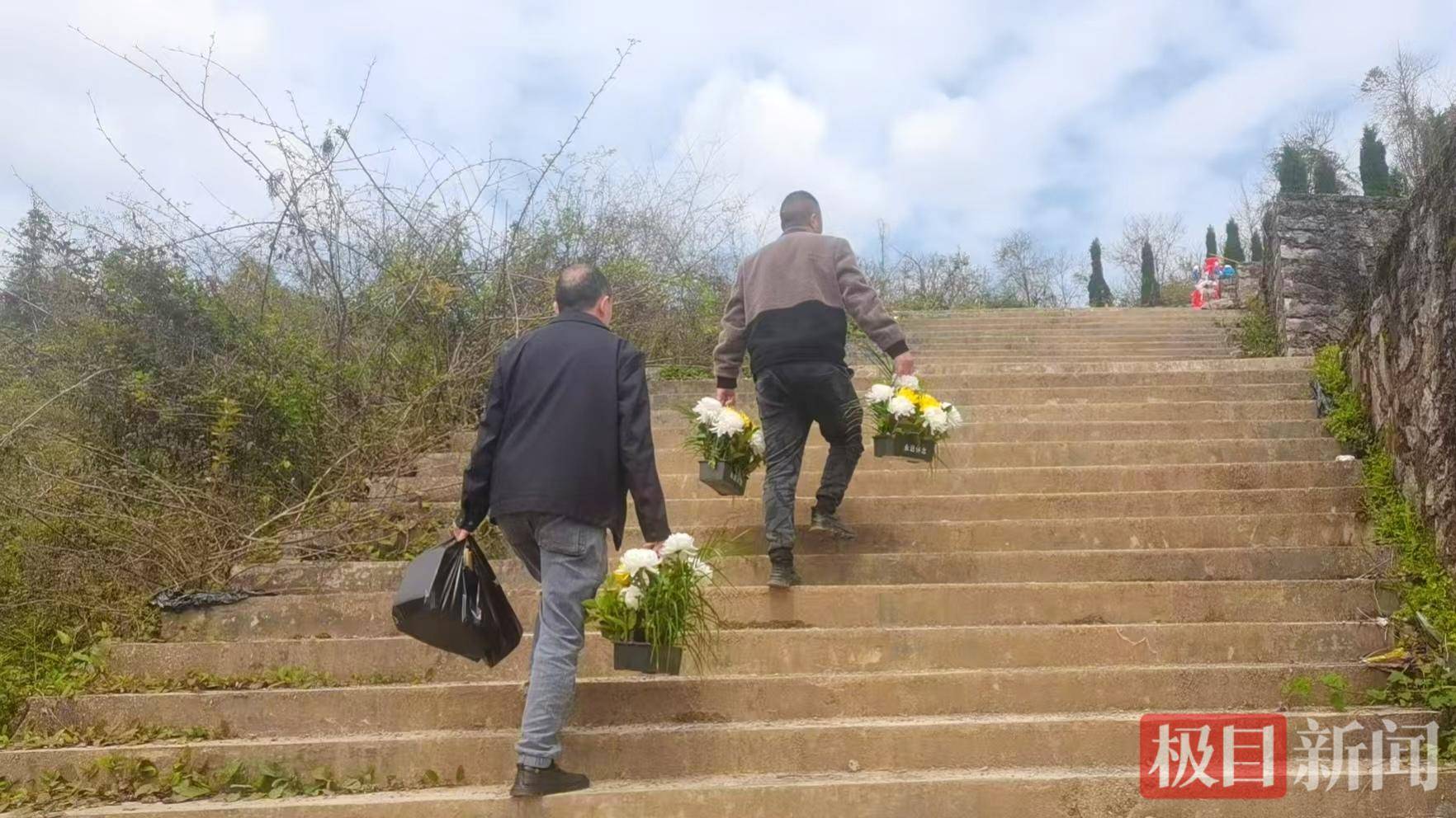 皇冠信用网登1,登2,登3出租_放弃几十万年收入返乡皇冠信用网登1,登2,登3出租,“倒贴钱”买车作公用,53岁“吉普书记”突然离世,200余民众自发送别