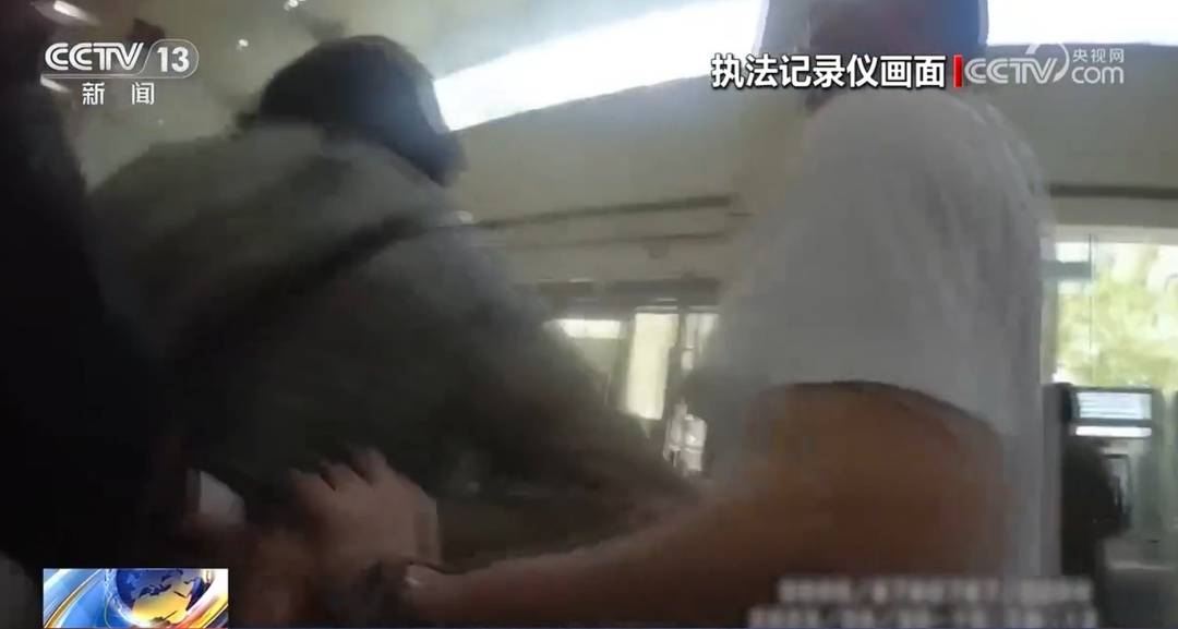 皇冠足球管理平台出租_全是演员!事发上海闹市区皇冠足球管理平台出租,网友怒了:无法无天,这是上海好嘛