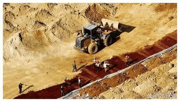 皇冠体育App下载_中国握住稀土王牌!美国想不通皇冠体育App下载,废弃的剧毒尾矿,变成了稀缺资源