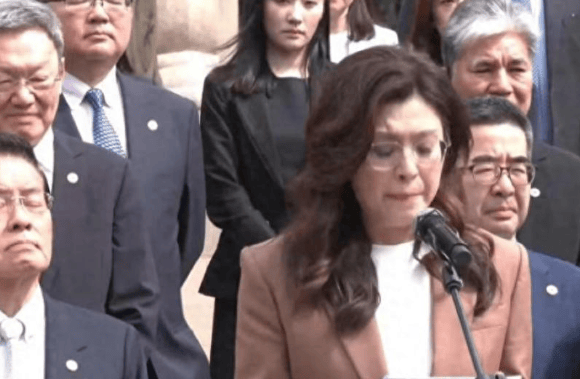 皇冠信用登3代理_做了连战马英九没敢做的事皇冠信用登3代理,郑丽文专机飞进北京,岛内风向恐大变