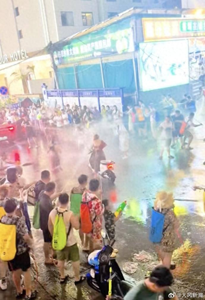 皇冠信用账号怎么开_西双版纳泼水节2女子遭多人高压水枪喷射皇冠信用账号怎么开，拒绝仍被“围攻”，文旅局工作人员：将记录上报