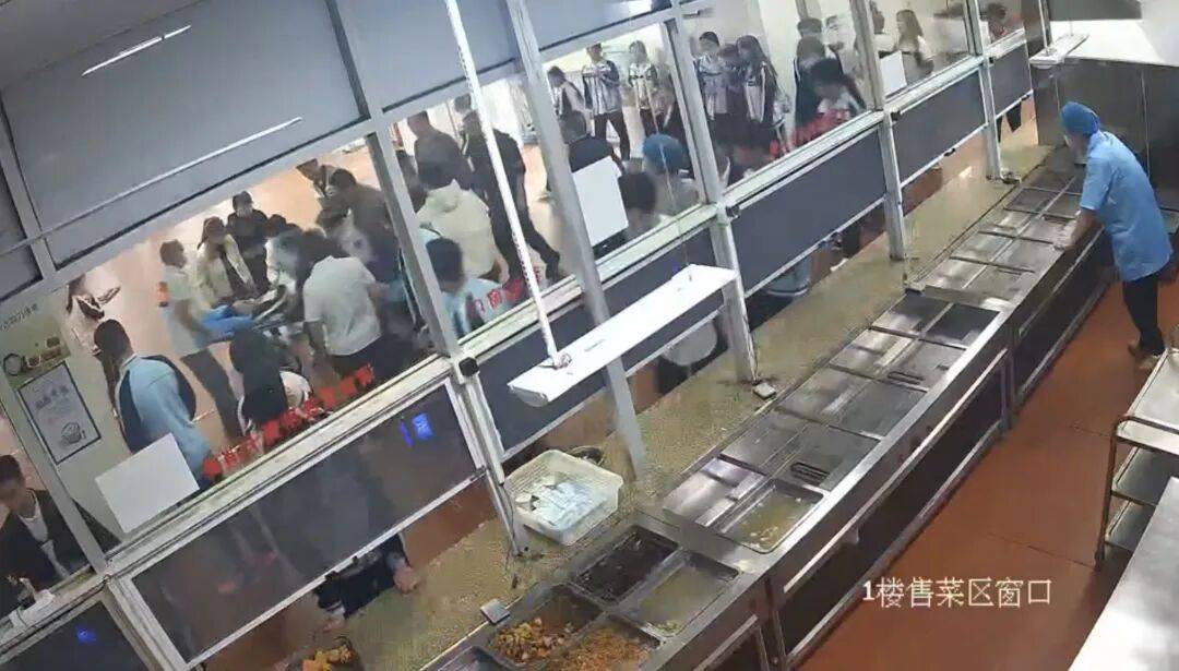 皇冠信用网会员开户_厦门16岁女生在学校食堂排队时突然倒地心脏骤停皇冠信用网会员开户，三名教师接力心肺复苏，并用AED急救，女生暂脱离危险；校长：上个月刚培训了AED