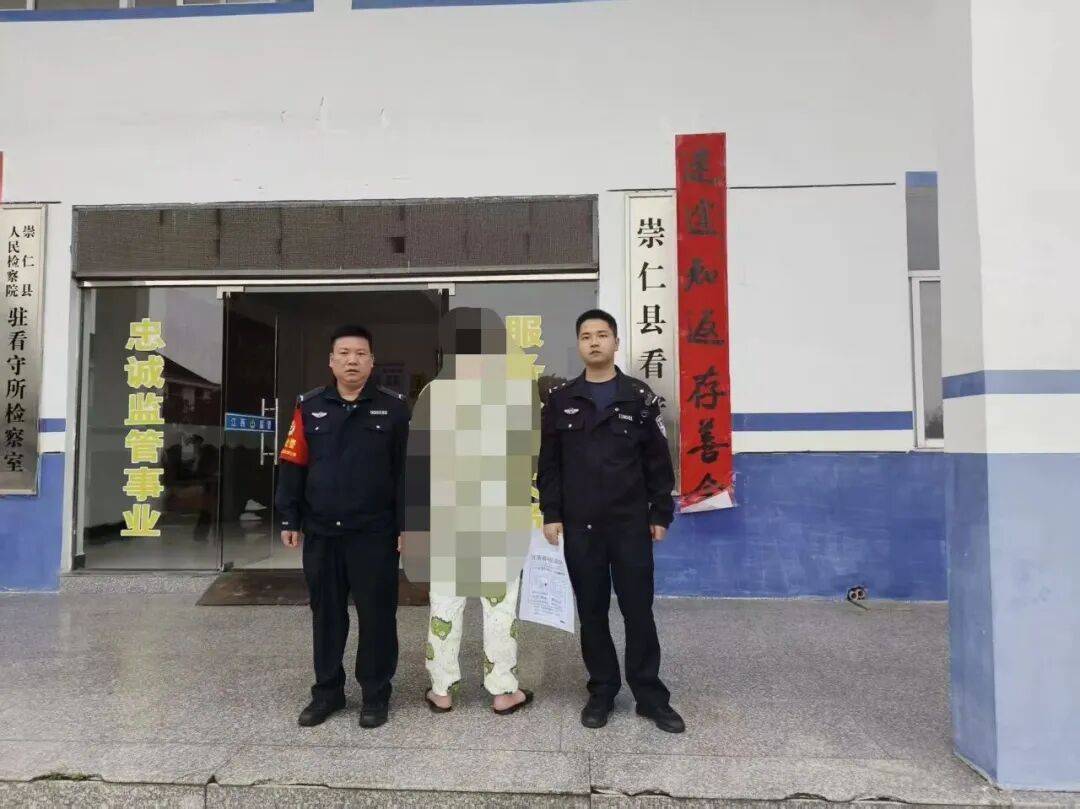 皇冠hga038手机登入_几名学生放学路上见男子步态诡异皇冠hga038手机登入,判断其疑似吸食“上头电子烟”,江西警方:确定为吸毒人员,已行拘