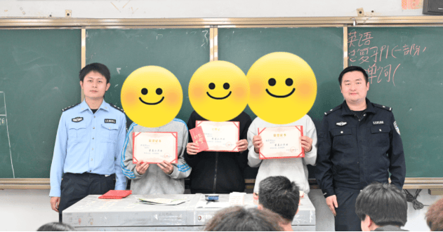 皇冠hga038手机登入_几名学生放学路上见男子步态诡异皇冠hga038手机登入,判断其疑似吸食“上头电子烟”,江西警方:确定为吸毒人员,已行拘