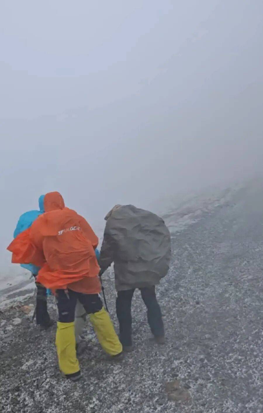 正版皇冠信用网_五台山5月突发降雪！狂风裹着雪粒正版皇冠信用网，驴友抱团搀扶行走，亲历者称“差点失温”；当地：仍有人想上山，已设6个卡口劝返