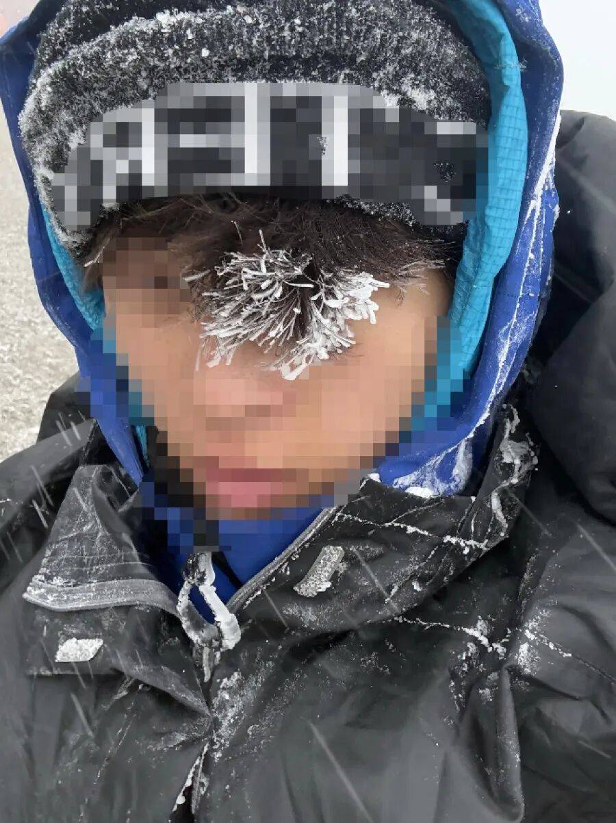 正版皇冠信用网_五台山5月突发降雪！狂风裹着雪粒正版皇冠信用网，驴友抱团搀扶行走，亲历者称“差点失温”；当地：仍有人想上山，已设6个卡口劝返