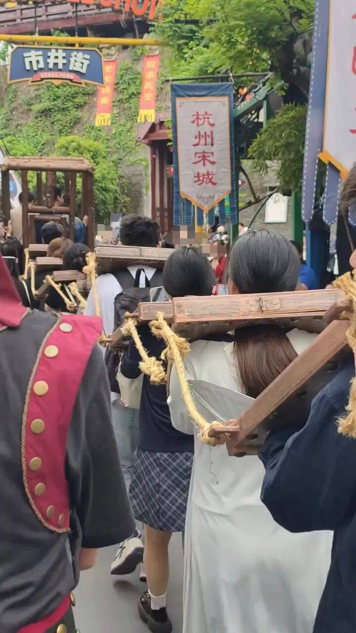 如何代理皇冠信用_“坐囚车戴罪枷游街”引关注如何代理皇冠信用,杭州宋城客服:系互动节目,游客自愿参与