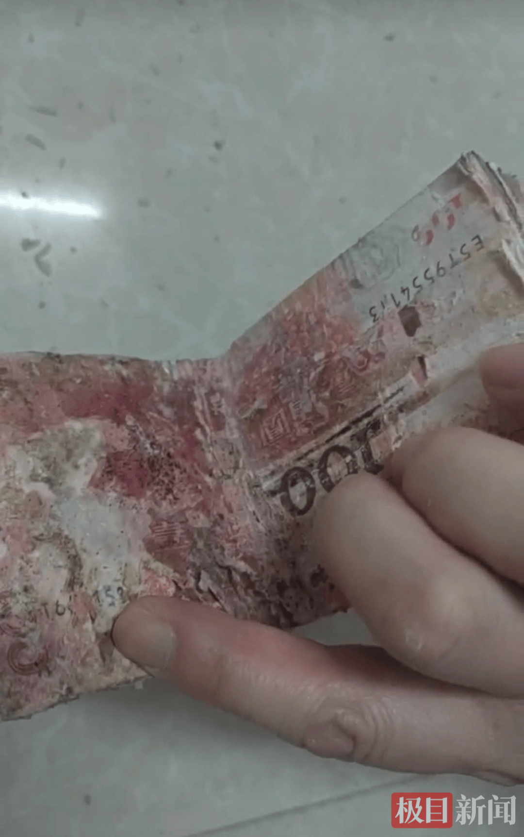 皇冠信用网登陆地址_湖北三姐弟大把大把给父母钱花皇冠信用网登陆地址，老两口花不完将15万元现金埋在屋后地下，最近挖出发现已发霉粘连，银行工作人员7个小时救回11万多元