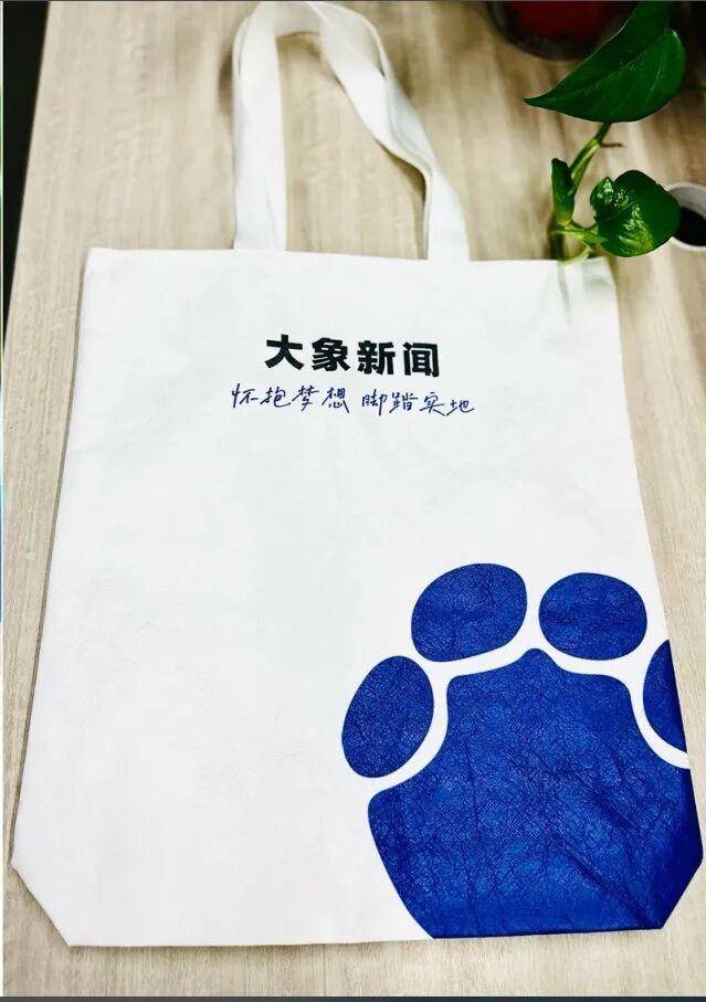 世界盃代理網址
_奥运冠军杨威一家六口挤在香港40多平出租屋:夫妻睡1米2小床世界盃代理網址
,儿子杨阳洋睡沙发,早起刷牙要排队,续租面临房租上涨等问题