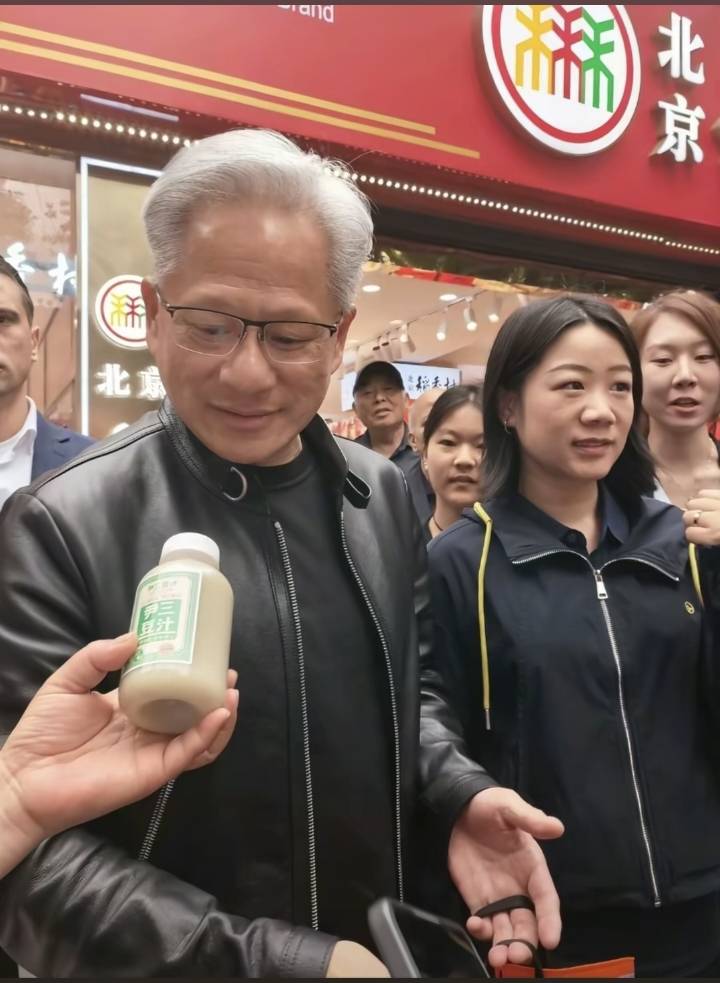 WNBA女子篮球
_黄仁勋在北京喝豆汁后痛苦皱眉WNBA女子篮球
,问“这是什么东西”,品牌创始人:第一次喝都这样,有人甚至会吐,习惯后能上瘾