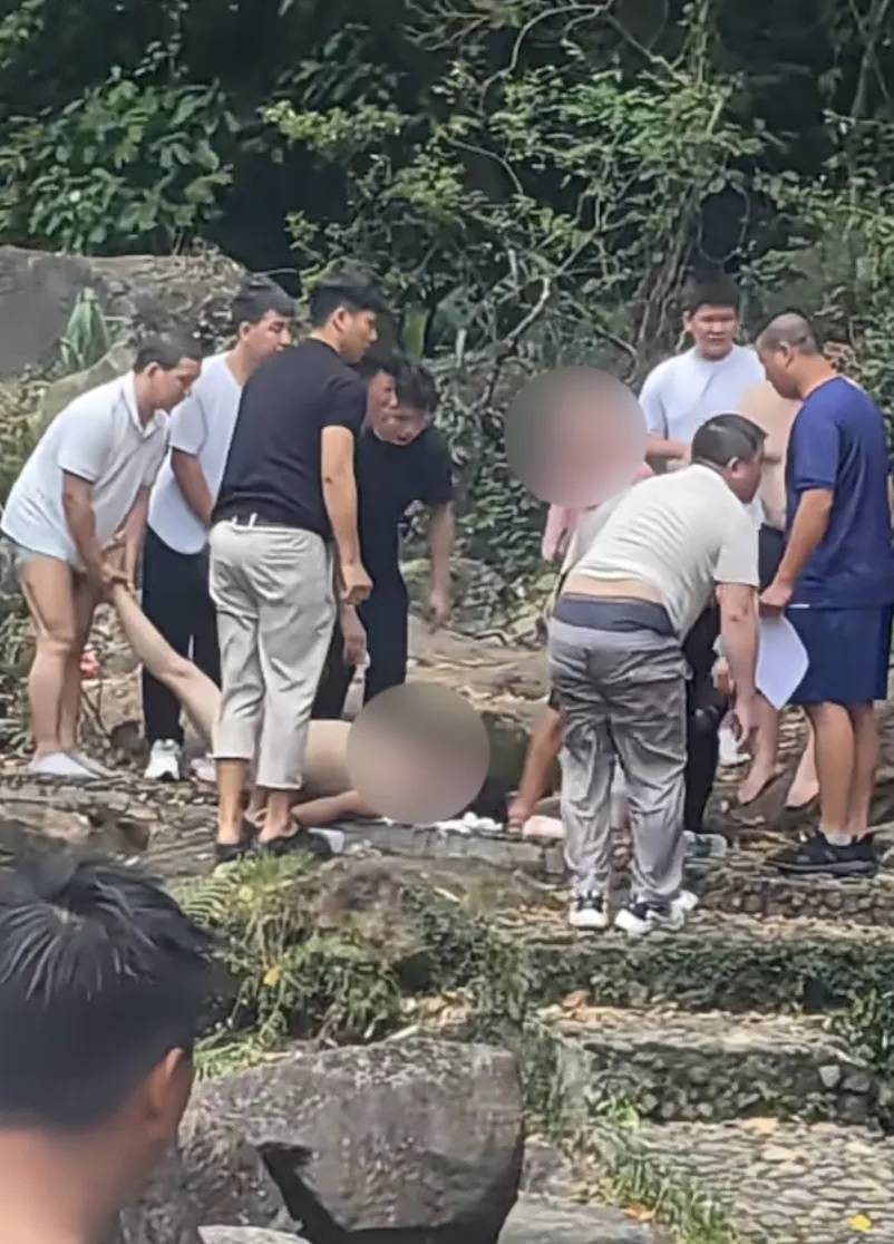 皇家马德里Vs阿森纳
_男子在野外水潭溺水沉底皇家马德里Vs阿森纳
,广东大哥手拿绳子两次潜入深潭,从水下4米把人拖上岸