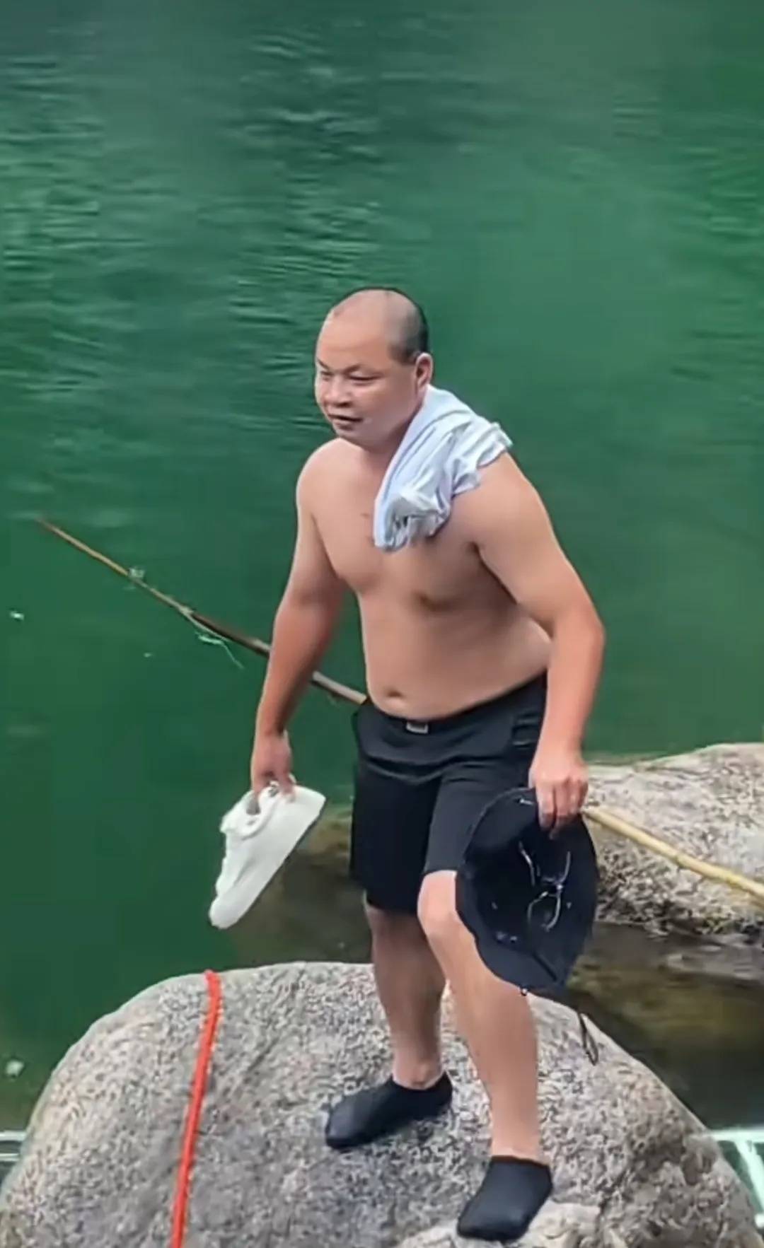 皇家马德里Vs阿森纳
_男子在野外水潭溺水沉底皇家马德里Vs阿森纳
,广东大哥手拿绳子两次潜入深潭,从水下4米把人拖上岸