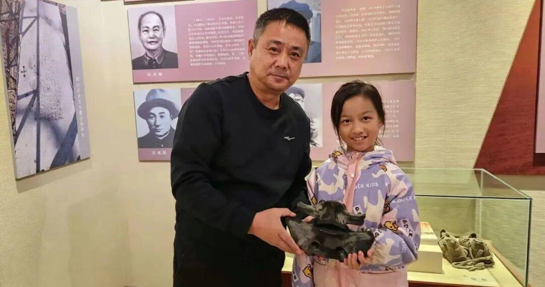 世界杯足球直播
_大庆小学生肇源江边捡“怪石”世界杯足球直播
,经鉴定为万年古生物化石,科考价值极高