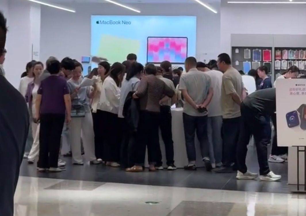 皇冠信用版
_高考结束后几小时皇冠信用版
,苹果授权专营店火爆场面堪比过年,不少家长带考生购买电子产品,有家长花两万多元给孩子购入“苹果四件套”