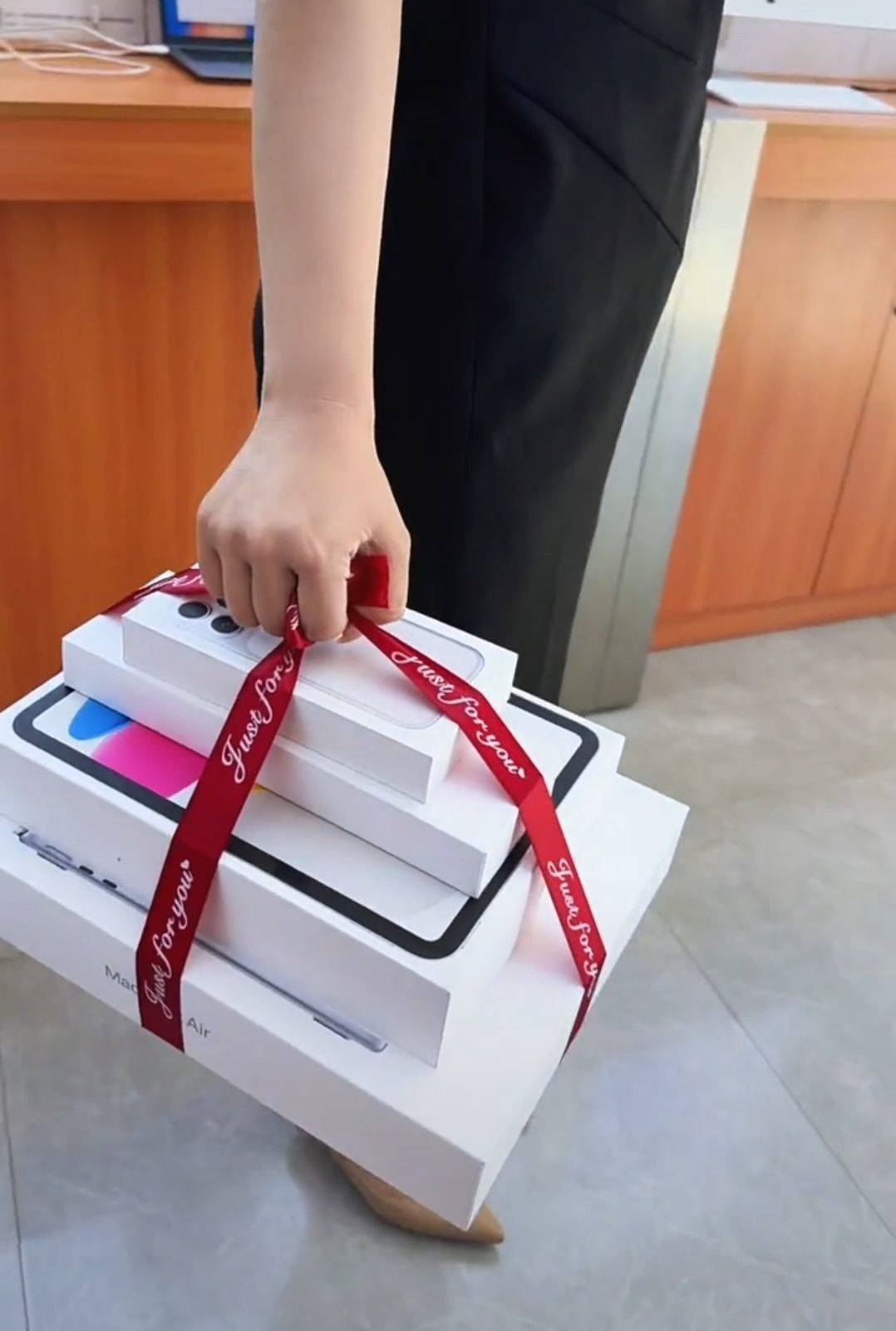 皇冠信用版
_高考结束后几小时皇冠信用版
,苹果授权专营店火爆场面堪比过年,不少家长带考生购买电子产品,有家长花两万多元给孩子购入“苹果四件套”